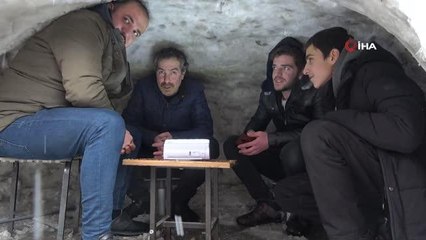 Vatandaşlar kardan yaptıkları 'eskimo' evinde çayın tadını çıkarttı