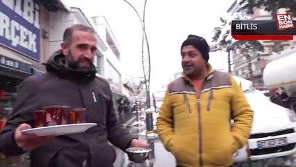 Vatandaşlar kardan yaptıkları 'eskimo' evinde çayın tadını çıkarttı