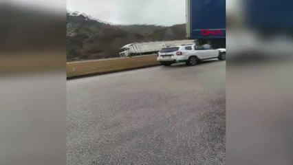 YOLDAN ÇIKIP ASKIDA KALAN TIR'IN SÜRÜCÜSÜ YARALANDI