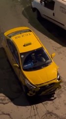 GAZİOSMANPAŞA'DA MOTOKURYENİN YARALANDIĞI KAZA KAMERADA