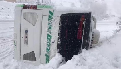 Bingöl'de yolcu otobüsü devrildi; 12 yaralı