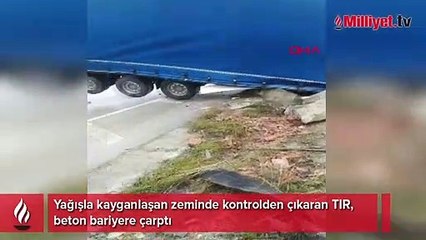 Çorum'da TIR, beton bariyere çarptı; şoför yaralı