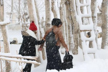 KARDAN YOLU KAPALI MEZRADA DOĞUM SANCISI BAŞLAYAN KADIN İÇİN SEFERBER OLDULAR