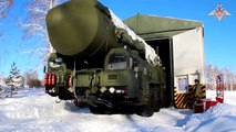 Equipes de lançamento de mísseis estratégicos fazem manobras de combate na Rússia