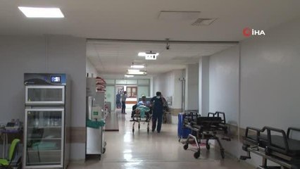 Hastanede sahaya inen başhekim şifa dağıtıyor