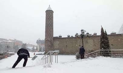 ERZURUM'DA 1439, ERZİNCAN'DA 471 YERLEŞİM YERİNİN YOLU KARDAN KAPANDI