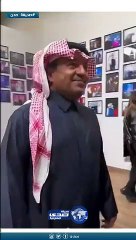 لقطة عفوية لراشد الماجد أمام مجسم محمد عبده