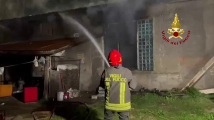 Pescara, incendio distrugge una struttura abbandonata
