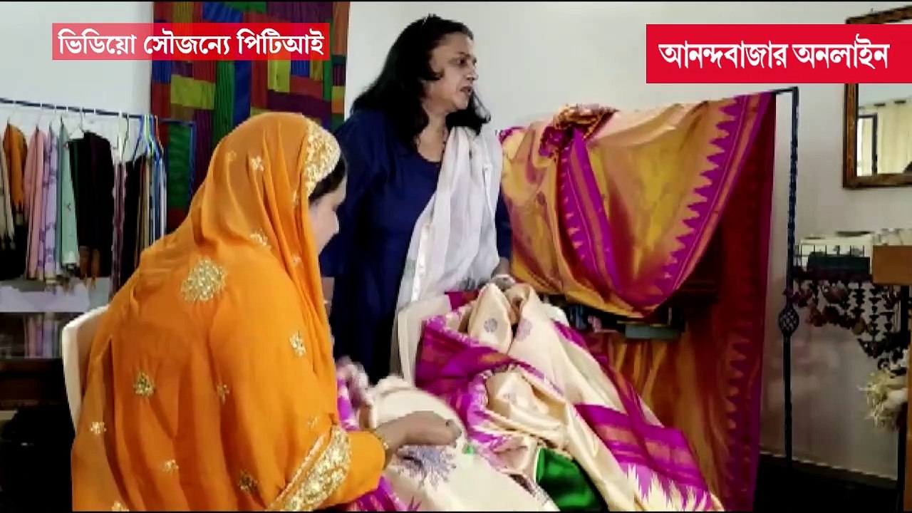 ‘কাসুতি’ কাজের হাতে বোনা ‘ইল্কল’ শাড়ি পরে বাজেট পেশ করলেন নির্মলা সীতারামন