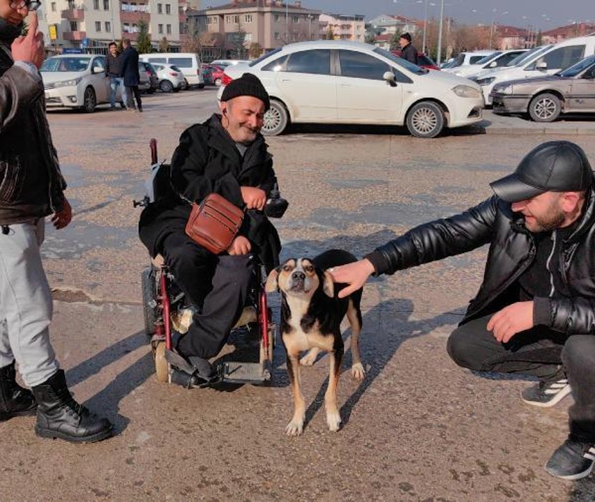 3 AY ÖNCE SAHİPLENDİĞİ KÖPEK, HASTANE KAPISINDAN AYRILMADI