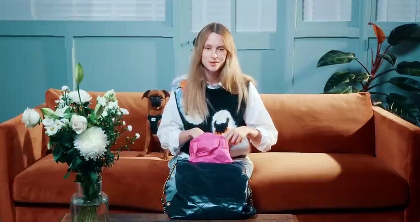 Que trouve-t-on dans le sac d'Angèle, cover star du numéro de février ?