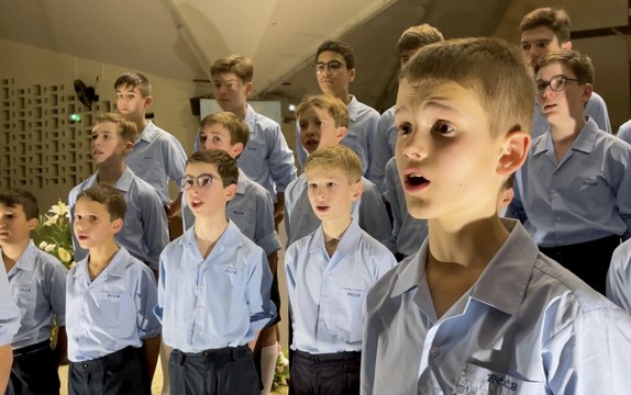 Les Petits Chanteurs à la Croix de Bois interprètent Les Choristes (Vois sur ton chemin)
