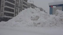 Kar kalınlığı bir metreyi geçti, 297 köy yolu ulaşıma kapandı