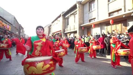 Çin'deki Antik Tapınakta Geçit Töreni Renkli Görüntülere Sahne Oldu