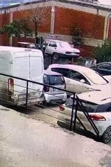 Park eden sürücüye sinirlendi arabasını çöpe attı... O anlar kamerada