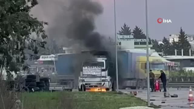 Yanan kamyonu akaryakıt istasyonu çalışanları söndürdü