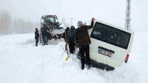 Kara saplanan araçtaki 3 kişi, 3 saat sonra kurtarıldı