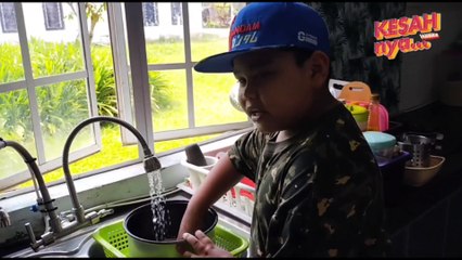 Rajinnya, Anak Lelaki Tolong Mama Masak Nasi