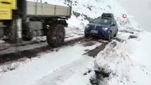 Karda mahsur kalan araçlar ve köy korucuları kurtarıldı