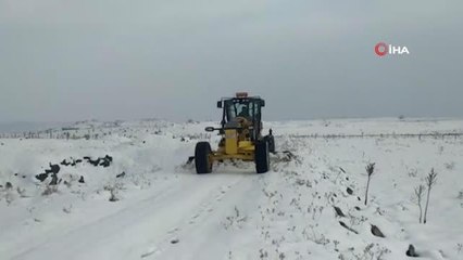 Şanlıurfa'da karla mücadele devam ediyor
