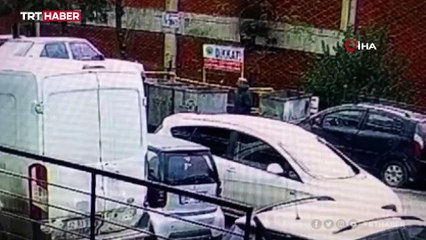 Dükkanının önüne bırakılan otomobili çöpe attı
