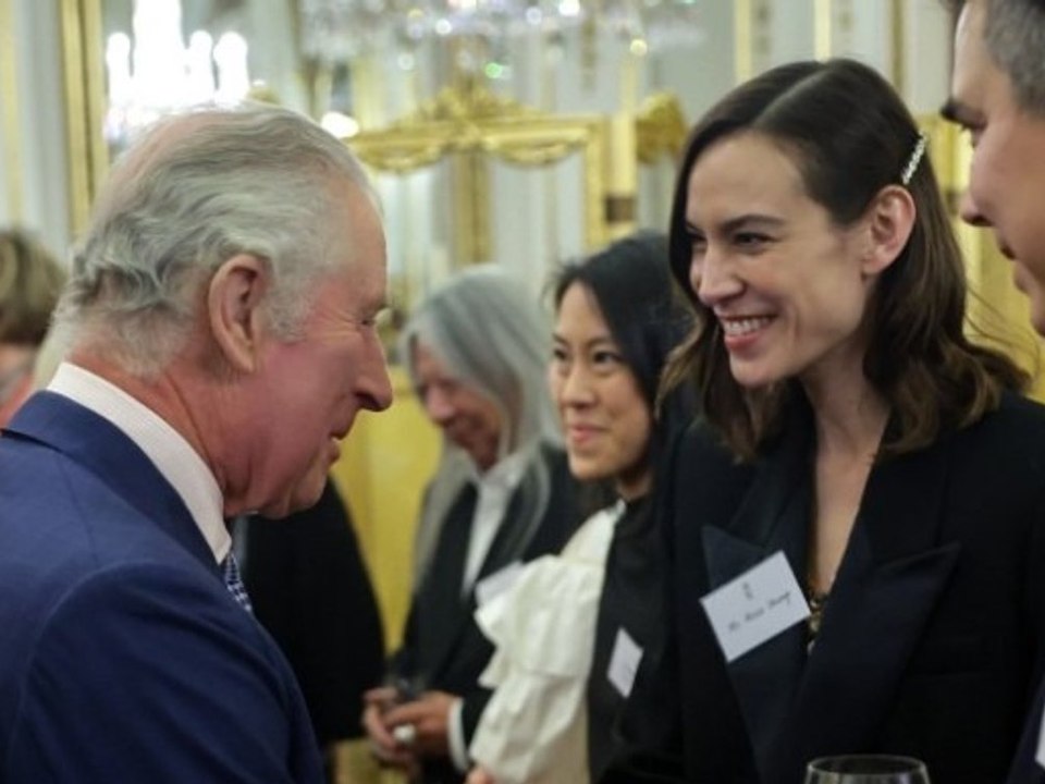 König Charles III. begrüßt Model Alexa Chung