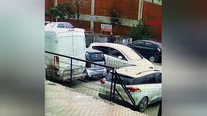 Kızgın esnaf! Benden uzak, çöpe direkt: Dükkanını kapatan arabayı böyle çöpe attı