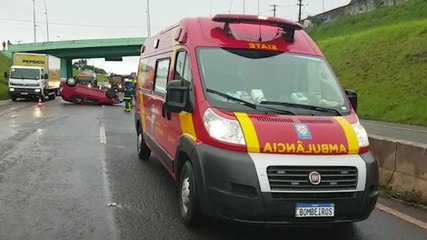 Capotamento interdita parte da rodovia 467, em Cascavel