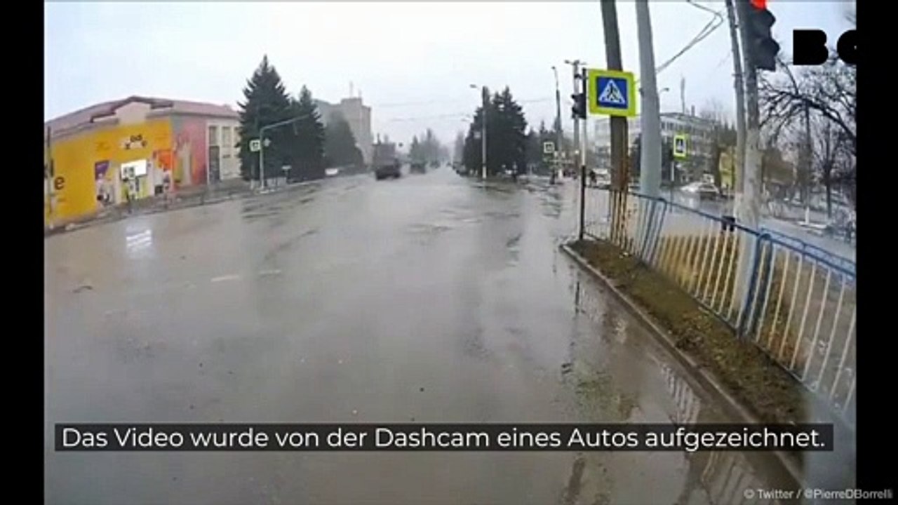 Video: russischer militär-konvoi in crash verwickelt