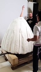 خبازة سويسرية تدخل غينيس بأكبر فستان من الكيك يمكن ارتداؤه