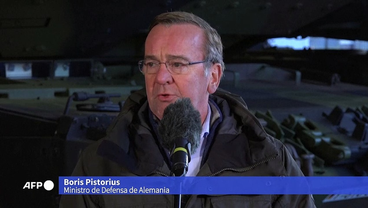 Alemania exhibe los tanques que entregará a Ucrania