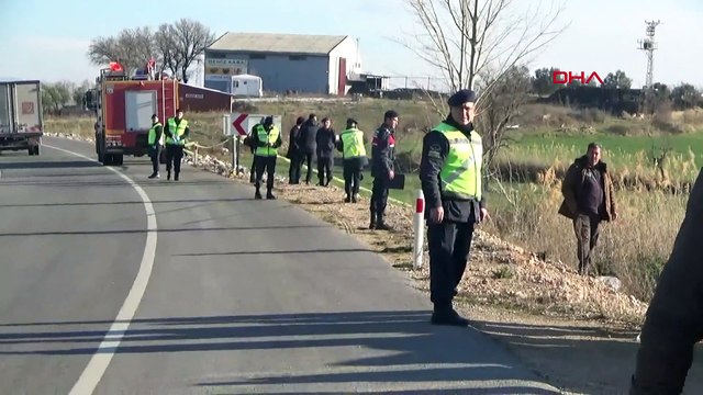 Otomobil, dere yatağına devrildi: 2 ölü