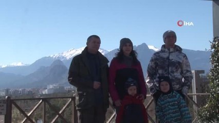 Türkiye'de kar ve soğuk etkili olurken, Antalya'da vatandaşlar deniz keyfi yapıyor