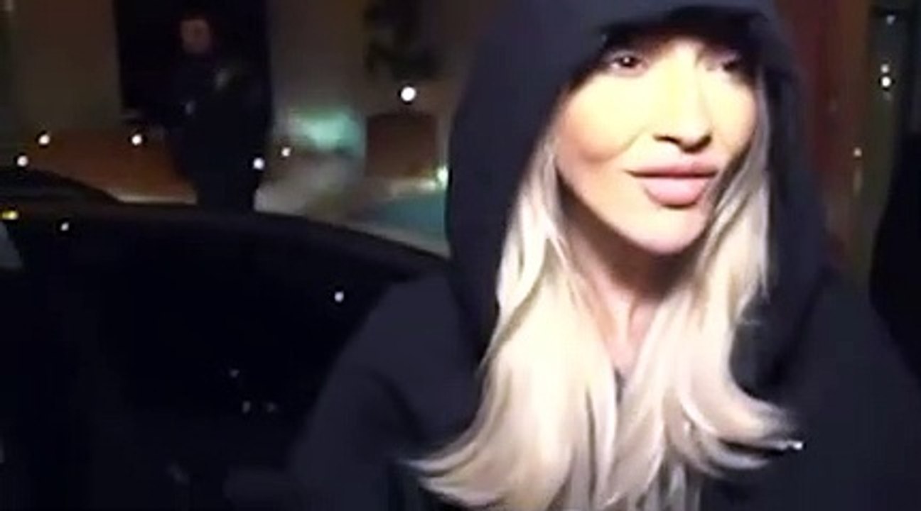 Dekolteli pozları sorulunca sinirlendi: Hadise gazetecilerden kaçmaya çalışırken kafasını vurdu