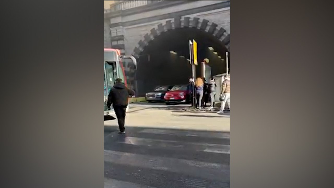 Napoli, incendio in Galleria Vittoria appena riaperta dopo i lavori