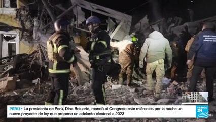 Rescatistas se apresuran a encontrar sobrevivientes entre los escombros de un edificio en Kramatorsk
