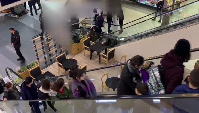 AVM'de korkunç olay! Ayağı yürüyen merdivene sıkışan çocuğun 3 parmağı koptu