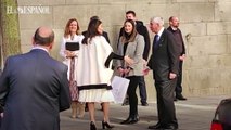 La reina Letizia saluda tras salir del acto de la  Asociación Española Contra el Cáncer