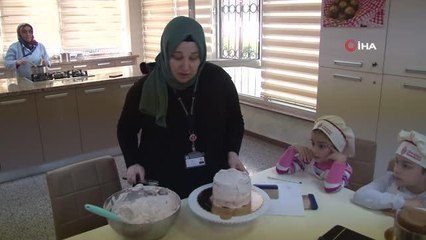 Ümraniyeli çocuklar anneleri ile pasta yaptı, doyasıya eğlendi