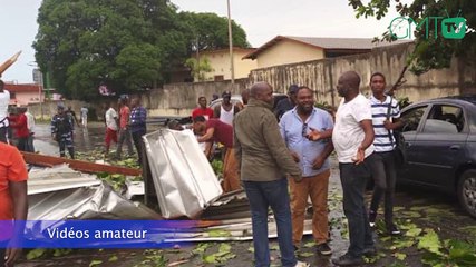 [#Dîdîîî] Une toiture tombe sur l'axe Ecole publique de Lalala- Marché d'Oloumi et bloque la circulation