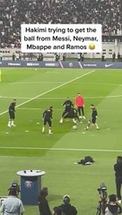 Hakimi tente de prendre la balle des pieds de Mbappé, Neymar, Messi et Ramos