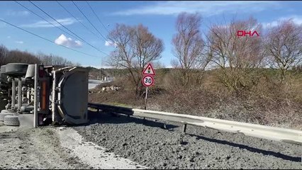 Arnavutköy'de hafriyat yüklü kamyon devrildi