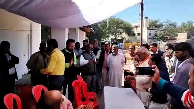 आवंटन से पहले लगी दुकानों पर नेता प्रतिपक्ष और पार्षद पतियों ने किया हंगामा