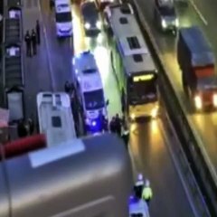 İETT otobüsü durağa girdi: Ölü ve yaralılar var