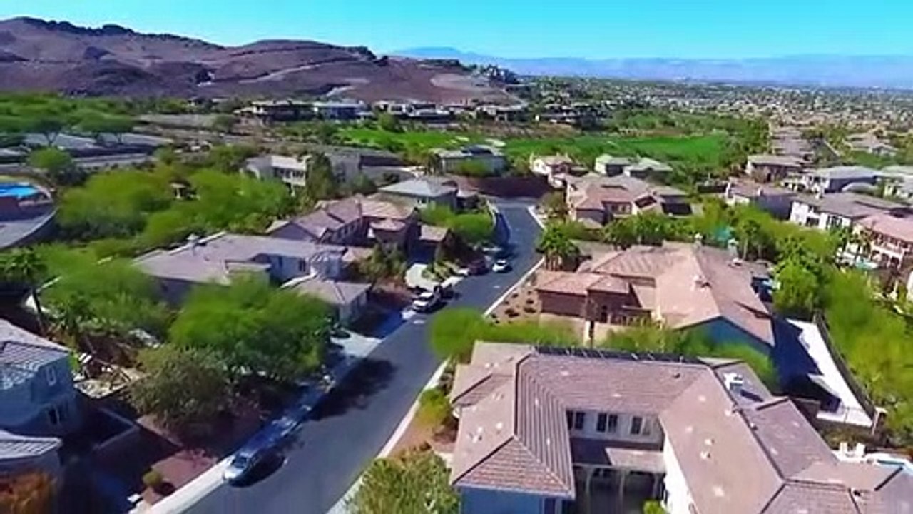 Pool Hunters - Se1 - Ep05 - He Likes Modern, She Likes Tuscan HD Watch