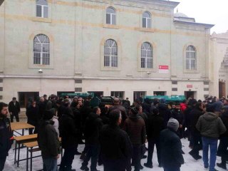 Cenazeye giderken trafik kazasında hayatını kaybeden 3 kişi toprağa verildi