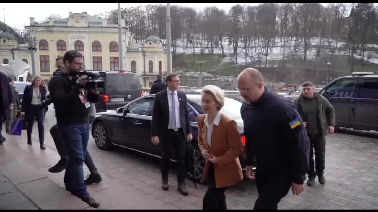 Von der Leyen a Kiev da Zelensky: "Più sanzioni contro la Russia"