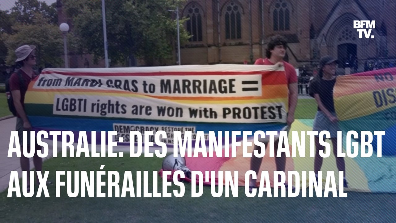 Des militants LGBT protestent lors des funérailles du cardinal australien George Pell