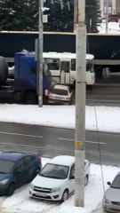 Ce camion n'a pas vu qu'il poussait une voiture... douloureux