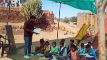 School in the same room for thirty years, classes under tarpaulin